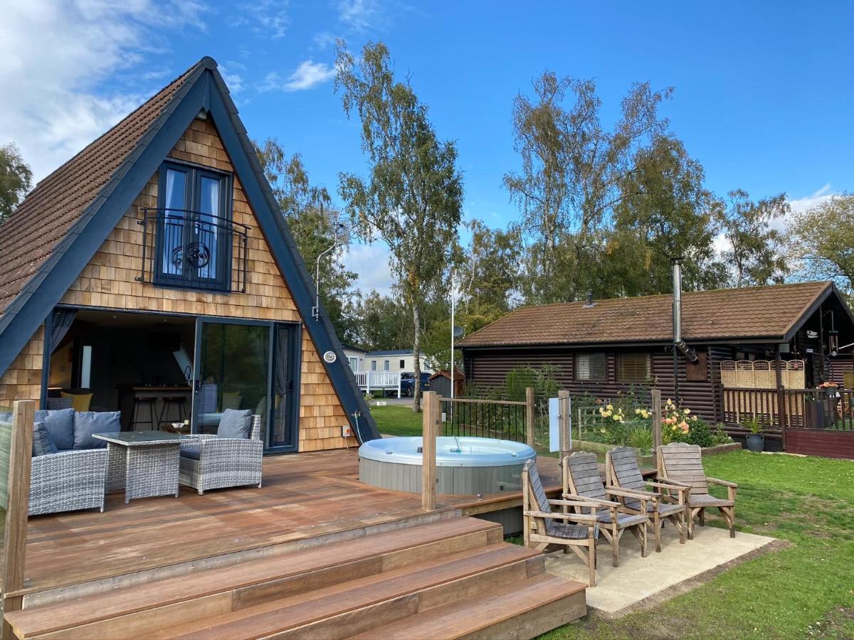 Widgeon Bespoke Cabin Is Lakeside With Private Fishing Peg, Hot Tub Situated At Tattershall Lakes Country Park Ngoại thất bức ảnh